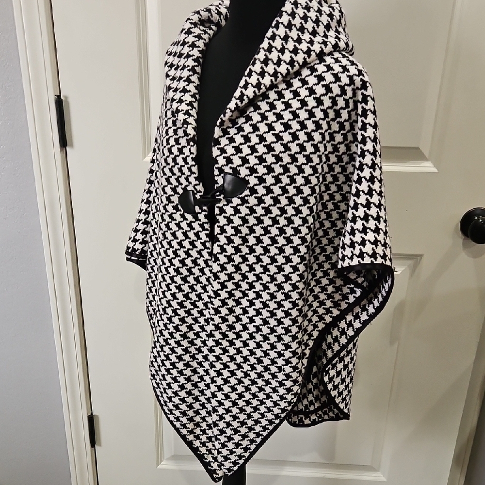 AKIRA Black and White Houndstooth Cape - Picture 6 of 8